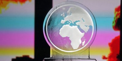 Canlı yayındaki iklim tartışmasına katılmayı reddeden Johnson'ın yerine buzdan heykel koydular