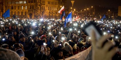 Polonya'da binlerce kişi yargıçlara destek vermek için sokağa çıktı
