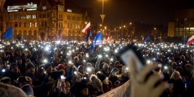 Hükümet yargıya müdahale etti, binlerce kişi sokaklara döküldü