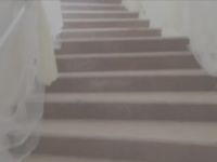 Üç gündür merdiven boşluğunda uyuyor