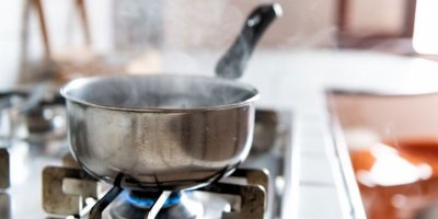 Eşini kaynar su dökerek yakan koca serbest