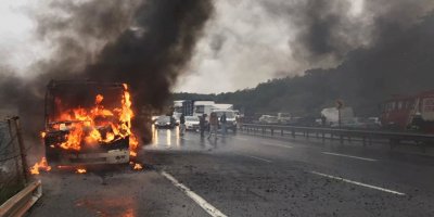 İstanbul'da, onlarca yolcuyu taşıyan minibüs alev aldı