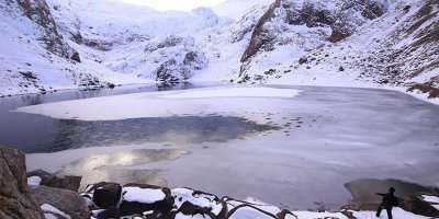 Bolkar’daki buzul göllerinin kış güzelliği büyülüyor
