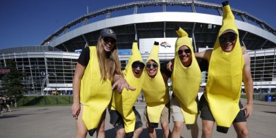 Ünlü İtalyan sanatçı Cattelan’ın 'duvara bantlanmış muz' çalışması 120 bin dolardan satışa sunuldu