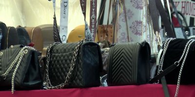 Taklit çantalar pazarda 2 bin 600 lira: 'Bu tezgahçıların kadınları üzmeye hakkı yok'