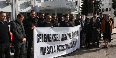Kamuda yetkili üç sendika “Geleneksel maliye bakanını masaya oturtma eylemi”ni düzenledi