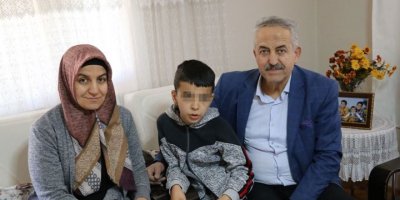 Otizmli çocuğun sesinden rahatsız olan komşu, bıçakla kapıya dayandı