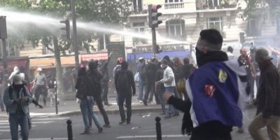 Fransa'da polis eylemcilere tazyikli su ve biber gazı ile müdahale etti