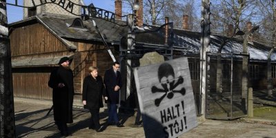 Merkel, Auschwitz toplama kampını ilk kez ziyaret etti