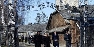 Merkel’den tarihi ziyaret!