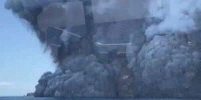 Yanardağ patladı, insanlar mahsur kaldı