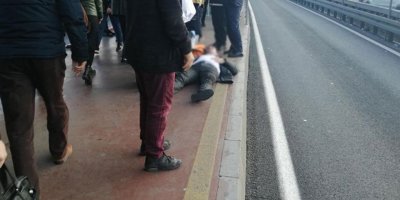 Durakta bayılarak düşen kişiye metrobüs çarptı