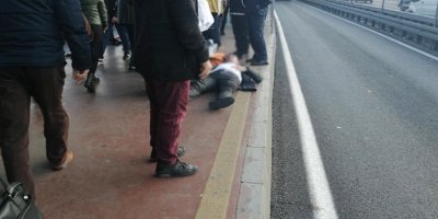 İstanbul'da durakta bayılarak düşen kişiye metrobüs çarptı