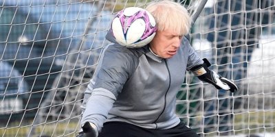 İngiltere Başbakanı Johnson çocuklarla 'penaltı' atışları yaptı