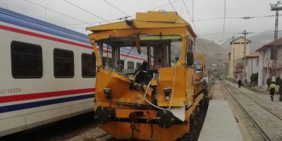 Divriği’de demir yolunda iş makineleri çarpıştı