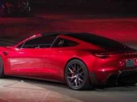 Elon Musk elektrikli kamyon ‘Tesla Semi’ ve ‘en hızlı otomobil’i tanıttı