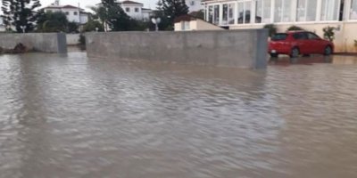 İskele’de ev ve işyerleri sular altında