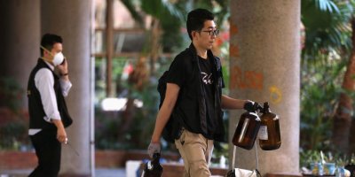 Hong Kong polisi sosyal medyada duvara bantlanmış gaz kapsülü fotoğrafı paylaştı