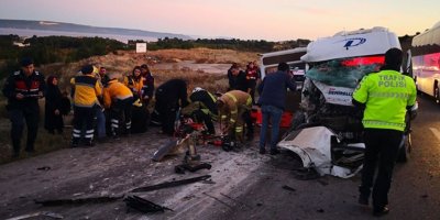 İşçileri taşıyan minibüs ile vinç çarpıştı: 15 yaralı