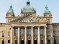 Hitler selamı veren polis görevden alındı