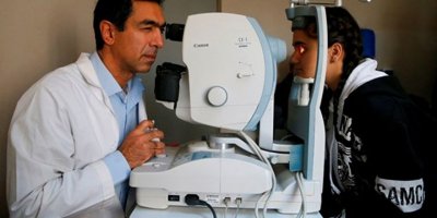 Patlayan soda şişesinin kapağı kör ediyordu