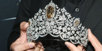 Miss Amerika bir klişeyi yıktı: Yetenek şovunda bilimsel deney yapan biyokimyager tacın sahibi oldu