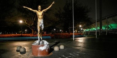 Ibrahimovic'in heykeline saldırılar durdurulamıyor