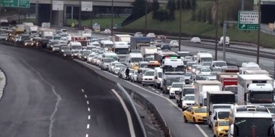 TEM'deki intihar girişimi trafiği kilitledi