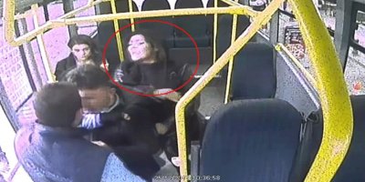 Minibüste kızının taciz edildiğini gören anneden yumruk kamerada