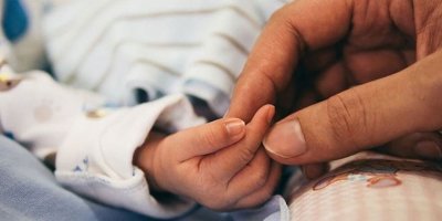 Yıllardır çocuk sahibi olmaya çalışan 5 arkadaş aynı yaz hamile kaldı