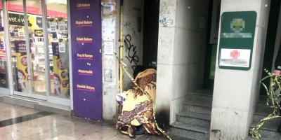 Fatih'te kimliği öğrenilemeyen bir kişi kaldırımda donarak öldü