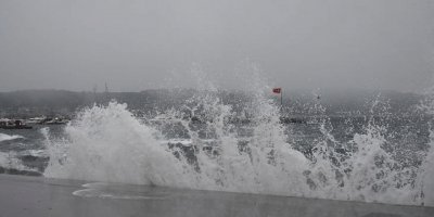 Fırtına konteynerleri denize uçurdu