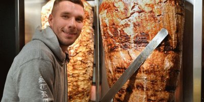 Lukas Podolski, Çaykur Rizespor'a transfer olacağı iddiasını çayla yalanladı