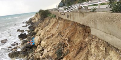 Yol çökme tehlikesiyle karşı karşıya!