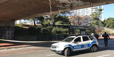 Beşiktaş'ta iş makinası üst geçide çarptı