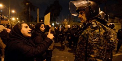 İran'da halk sokakta! Hükümeti istifaya çağırıyorlar