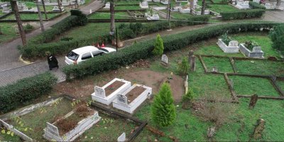 Mezarlıkta şaşkına çeviren görüntü! Din adamları "Sakıncası yok" dedi