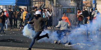 Komşudaki protestolar tatil ilan ettirdi