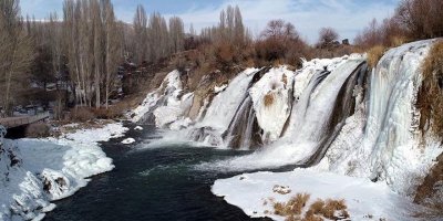 Donan Muradiye Şelalesi’nde eşsiz manzara
