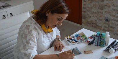 Çayı içiyor, poşetini sanat eserine dönüştürüyor