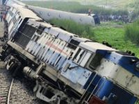 Hindistan'da yolcu treni raydan çıktı 3 ölü, 13 yaralı var