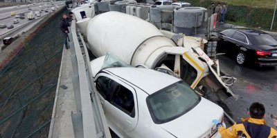 Beton mikseriyle otomobil çarpıştı