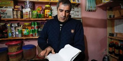 'Robin Hood' bu kez deprem bölgesinde: Depremzedelerin bakkal borçlarını kapattı