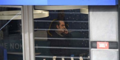 Özkan Uğur, basını görünce bulunduğu mekandan çıkmadı