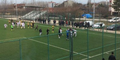 Futbol maçında tekme ve yumruklar konuştu