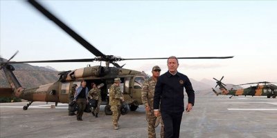 Akar, TSK'nın komuta kademesiyle Suriye sınırına gitti