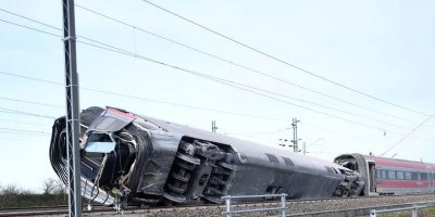 İtalya'da yüksek hızlı tren raydan çıktı: 2 ölü