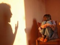 8 yaşındaki üvey oğluna şiş batırıp, defalarca dayak attı