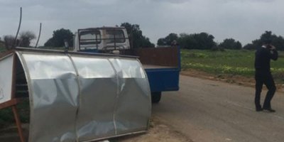 Belediye çalışanlarının üzerine traktör sürdü