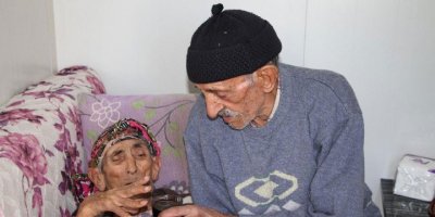 Depremzede yaşlı çiftin konteyner ev mutluluğu